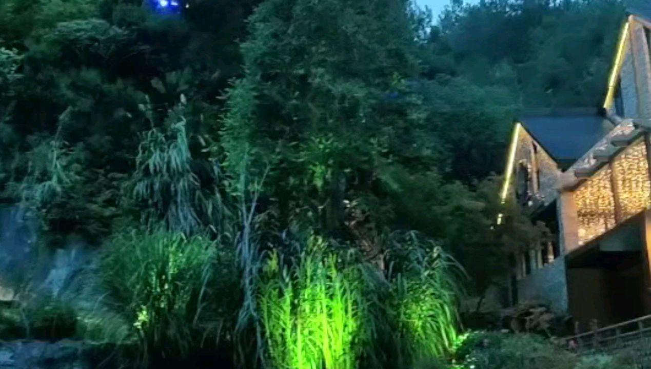 风雪中 党旗高高飘扬